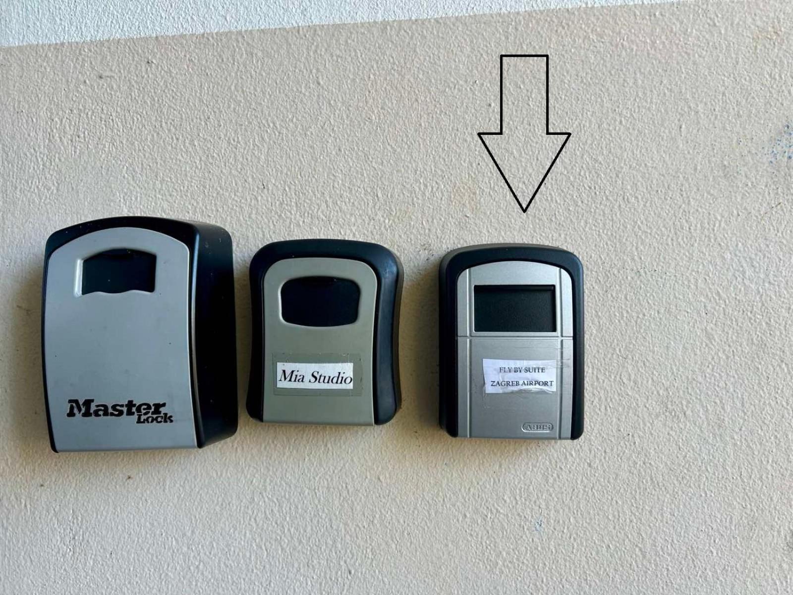 Fly By Suite - Zagreb Airport - 0-24H Self Check In&Out - Parking On Site Велика Гориця Екстер'єр фото